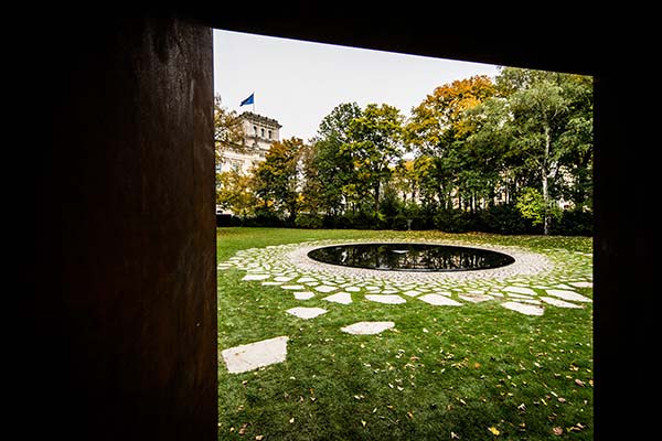 Bild: Blick durch das Eingangstor zum Denkmal für die im Nationalsozialismus ermordeten Sinti und Roma Europas. © Stiftung Denkmal für die ermordeten Juden Europas, Foto: Marko Priske
