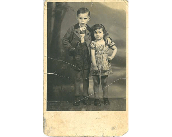 Bild: Mano Hermann Höllenreiner and his sister Lili in their home in Lengries, approx. 1938: The Munich district has been home to the Höllenreiners for generations. Mano, Lili and their parents are among the few survivors of the concentration camp for Roma and Sinti at Auschwitz-Birkenau. Mano Höllenreiner’s love for his Bavarian home remains unbroken today.