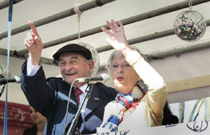 Bild: Petra und Franz Michalski sprechen auf der Kundgebung am Denkmal für die ermordeten Sinti und Roma Europas © Stiftung Denkmal, Foto: Nihad Nino Pušija