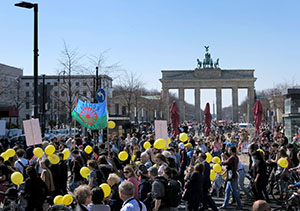Bild: Teilnehmer der ROMADAY-Parade vor dem Brandenburger Tor © Stiftung Denkmal, Foto: Nihad Nino Pušija