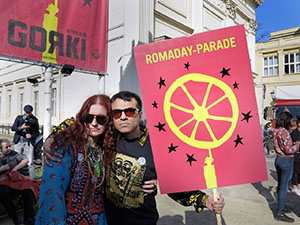 Bild: Die Kuratoren der ersten Roma-Biennale, Damian Le Bas und Hamze Bytyci, nach der Ankunft der Parade am Maxim Gorki Theater © Stiftung Denkmal, Foto: Nihad Nino Pušija