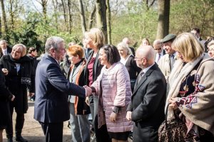 Bundespräsident Joachim Gauck begrüßt einige der Gäste der Kundgebung © Stiftung Denkmal, Foto: Marko Priske