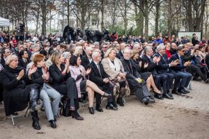 Teilnehmer der Kundgebung (v. l. n. r.): Claudia Roth; Petra Pau; Simone Peter; Dilek Kolat; Mark Dainow; Soraya Post; Dr. h. c. Wolfgang Thierse; Daniela Schadt; Joachim Gauck; Zoni Weisz; Romani Rose; Aydan Özoğuz © Stiftung Denkmal, Foto: Marko Priske