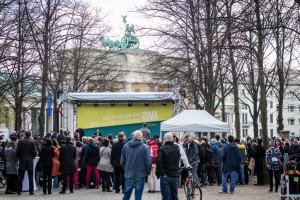 Kundgebung in der Nähe des Brandenburger Tores © Stiftung Denkmal, Foto: Marko Priske