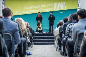 Dramatic reading by Bárbara Santos, artistic Director of »KURIN-GA«, and Hamze Bytyci, Chair of RomaTrial © Stiftung Denkmal, Photo: Marko Priske