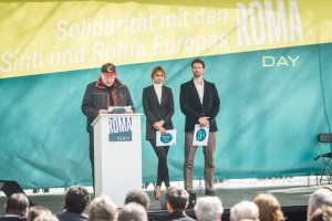 Rosa von Praunheim, Regisseur, Wana Limar, MTV-Moderatorin, und Arne Friedrich, ehem. Fußballnationalspieler, verlesen des Aufruf des Bündnisses © Stiftung Denkmal, Foto: Marko Priske