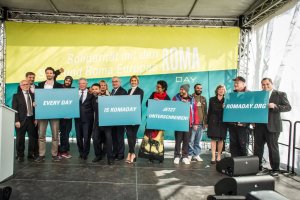 Group photo (f. l. t. r.): Mark Dainow; Uwe Neumärker; Arne Friedrich; Kefaet Prizreni; Joachim Gauck; Hamze Bytyci; So-raya Post; Zoni Weisz; Wana Limar; Bárbara Santos; Hikmet Prizreni; Selami Prizreni; Daniela Schadt; Rosa von Praun-heim; Aaron Weiss © Stiftung Denkmal, Photo: Marko Priske